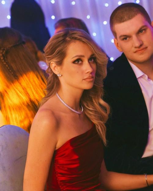 Кажется, в Ёлках снялись уже все самые популярные российские артисты, а некоторые даже дважды! 01