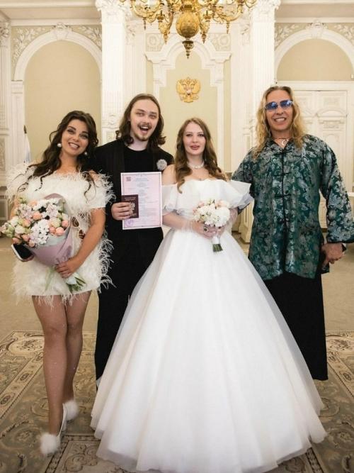 52-Летняя Наташа королёва неожиданно привлекла внимание подписчиков, показав свою невестку мелиссу в не самом выгодном свете. 01