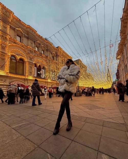 Жена бурака озчивита прогулялась по новогодней Москве и посетила гум и третьяковскую галерею. 02