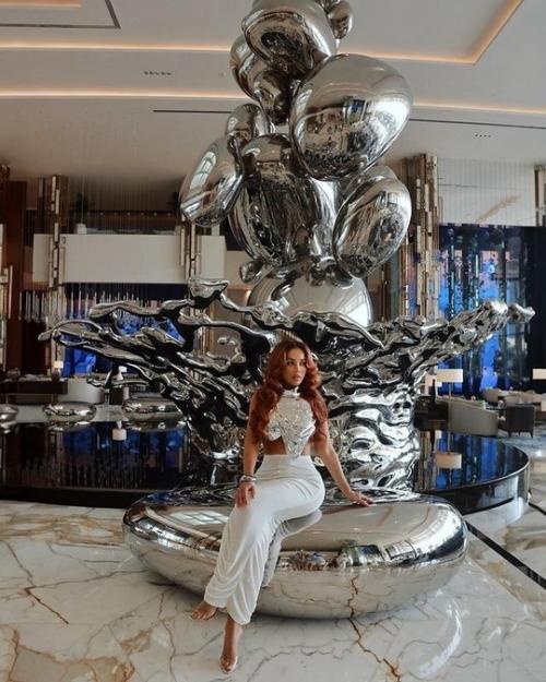 Неузнаваемая Анна седокова провела фотосессию в металлическом топе. 03