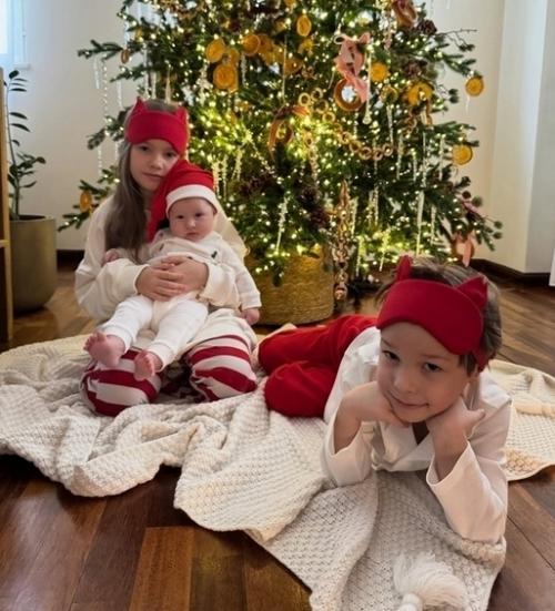 Ида Галич опубликовала очень трогательные фотографии с детьми возле новогодней ёлки. 01