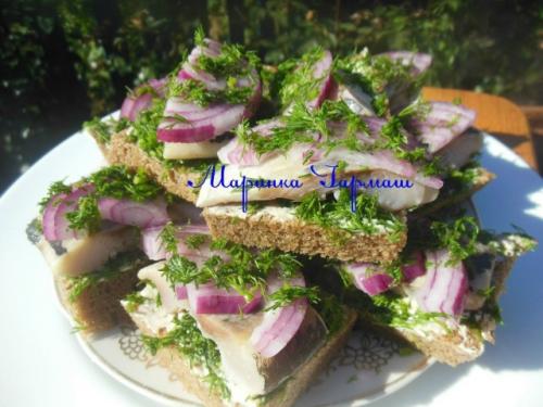 Бутерброды с маринованной селедкой и луком. 02