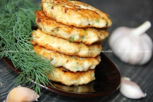 Куриные оладьи с сыром и зеленью.

