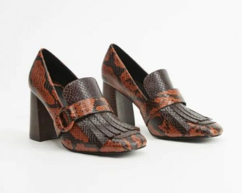 Дерзкие и минималистические лоферы этой весной будут выглядеть женственно и элегантно благодаря небольшому квадратному каблуку. 08