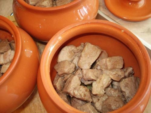 Мясо в горшочке с картофелем и сыром. 05