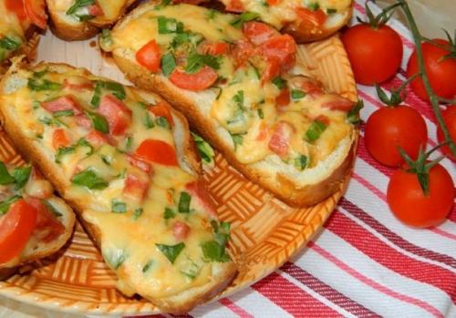 Горячие бутерброды.   Когда нет времени на приготовление полноценного блюда, можно воспользоваться рецептом горячих бутербродов.