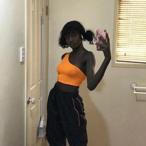 Аньян Дэн, жительница Австралии, которая недавно отметила своё восемнадцатилетие, поделилась своими снимками в социальной сети Instagram. 03