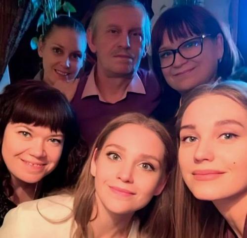 Асмус с обидой обратилась к маме в ее день рождения: Когда-нибудь я Перестану Тебе Доказывать, и мы Обнимемся на Полную. 01 Асмус с обидой обратилась к маме в ее день рождения: Когда-нибудь я Перестану Тебе Доказывать, и мы Обнимемся на Полную. 01