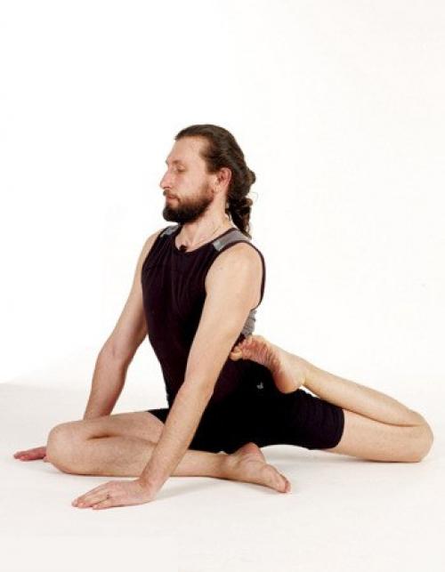 Асаны, которые помогут вам освоить хануманасану. 05