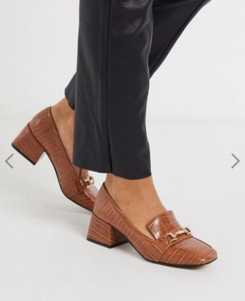 Дерзкие и минималистические лоферы этой весной будут выглядеть женственно и элегантно благодаря небольшому квадратному каблуку. 04