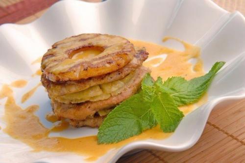 Запеченное мясо с ананасами и сыром. 

