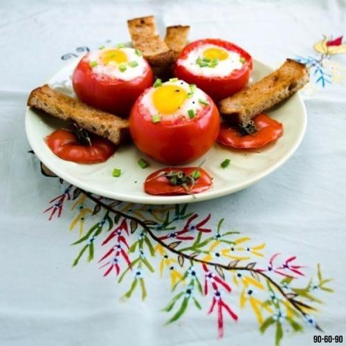 Яйца в помидорах - превосходный завтрак.