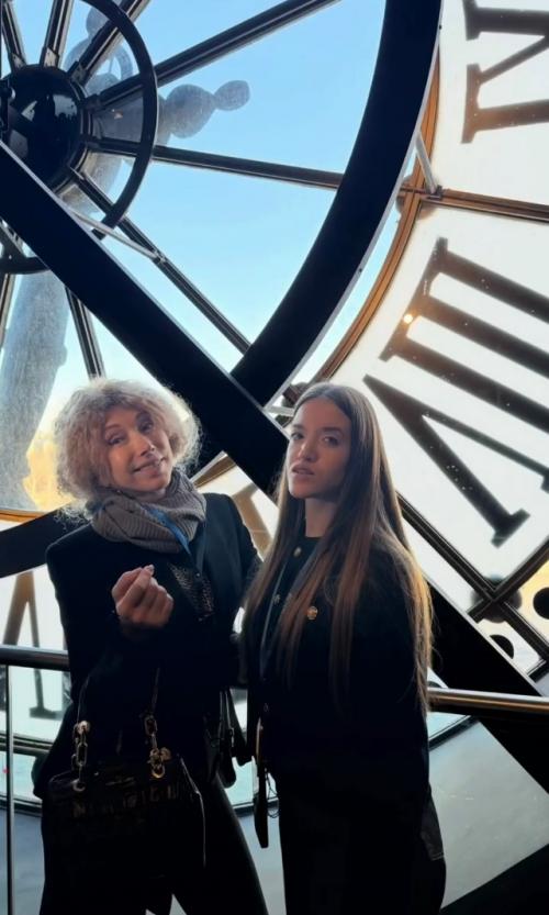 Елена воробей показала редкое фото с 22-летней дочерью Софией лебенбаум, недавно перенёсшей очередную операцию из-за проблем со здоровьем.  