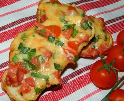 Горячие бутерброды.   Когда нет времени на приготовление полноценного блюда, можно воспользоваться рецептом горячих бутербродов. 06