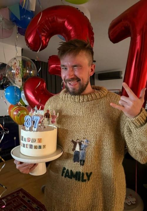 В день 37-летия Александра Петрова его супруга Виктория устроила актёру трогательный романтический сюрприз. 01