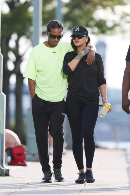 Папарацци удалось поймать Рианна и A$AP Rocky на прогулке со всеми тремя детьми - кадры, которые появляются нечасто и сразу разлетаются по сети.

