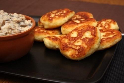 Картофельные котлеты. 

Это очень хороший и простой способ разнообразить ваш стол, если вы предпочитаете картофель другим видам гарниров.  