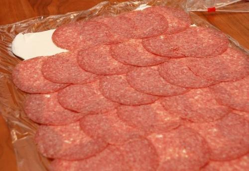 Ролл сыра из салями и сливочного. 04 Ролл сыра из салями и сливочного. 04