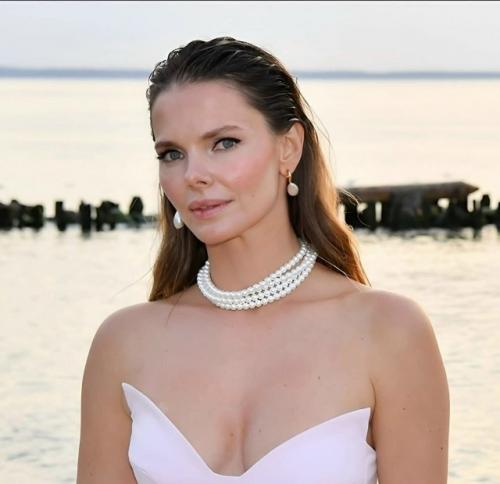 40-Летняя Елизавета боярская произвела настоящий фурор, появившись на публике в откровенном образе. 01