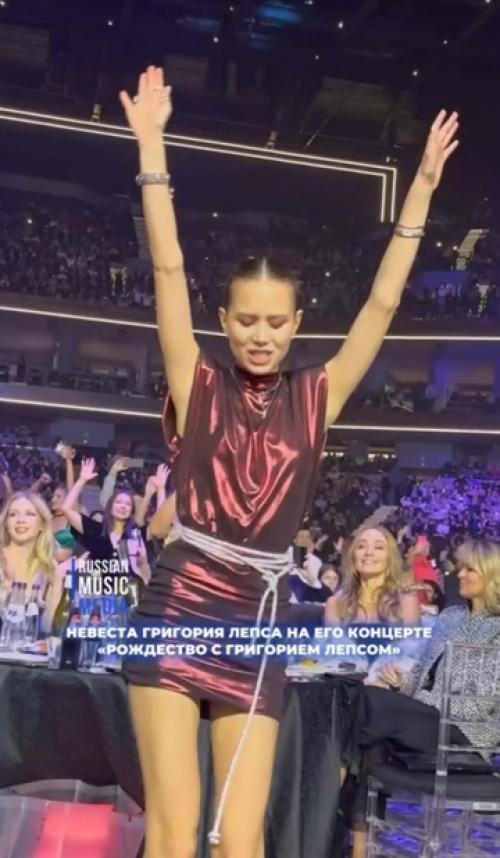 18-Летняя невеста Григория лепса на его концерте танцевала. 01