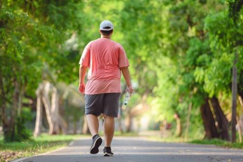 Когда идёшь обычным уверенным шагом, сердце постепенно выходит на ровный ритм, сосуды раскрываются, кровь течёт легче и давление чуть снижается. 
