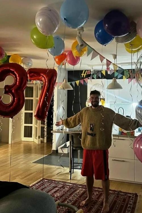 В день 37-летия Александра Петрова его супруга Виктория устроила актёру трогательный романтический сюрприз.  