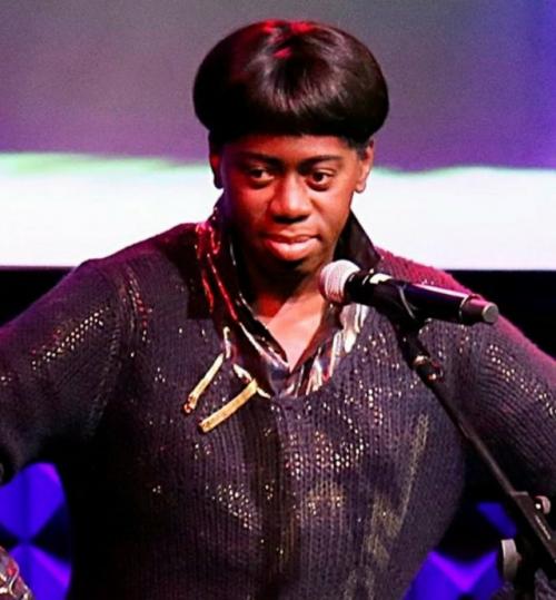 Джей александр после пережитого инсульта не может ходить. 

