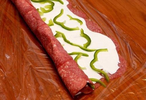 Ролл сыра из салями и сливочного. 06 Ролл сыра из салями и сливочного. 06