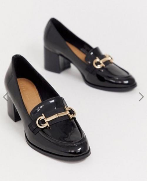 Дерзкие и минималистические лоферы этой весной будут выглядеть женственно и элегантно благодаря небольшому квадратному каблуку. 06