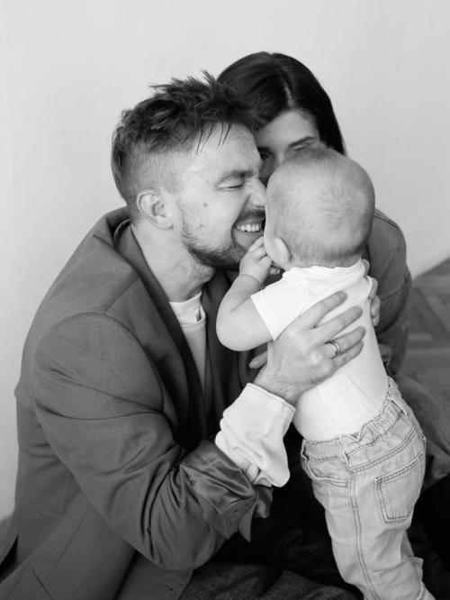 В день 37-летия Александра Петрова его супруга Виктория устроила актёру трогательный романтический сюрприз. 03