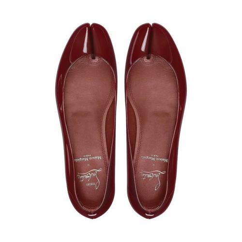 Джон Гальяно успел оставить еще один модный след в Maison Margiela, объединившись с Christian Louboutin. 03