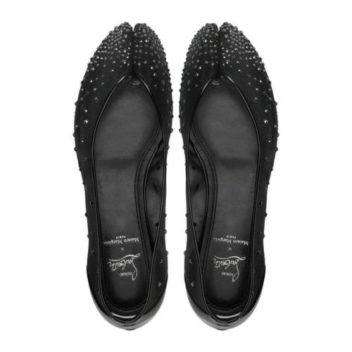 Джон Гальяно успел оставить еще один модный след в Maison Margiela, объединившись с Christian Louboutin. 07