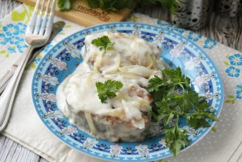 Горбуша в сметане на сковороде. Горбуша в сметане на сковороде.