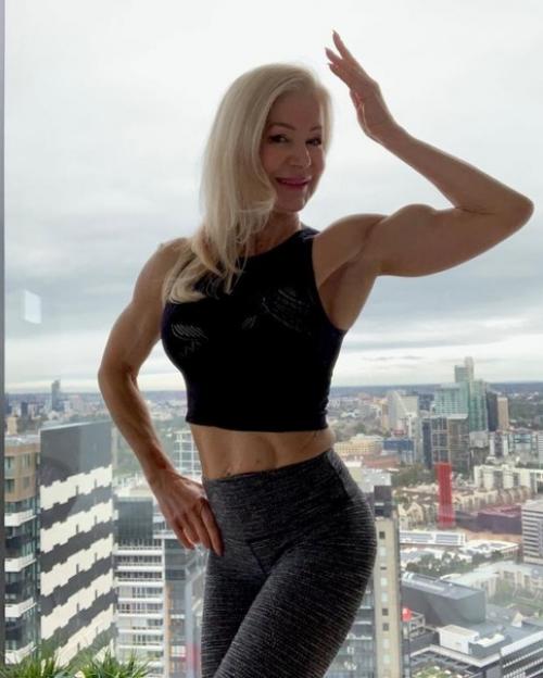 Австралийке Лесли максвелл 63 года, но выглядит она почти вдвое моложе. 05