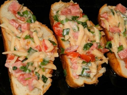 Горячие бутерброды.   Когда нет времени на приготовление полноценного блюда, можно воспользоваться рецептом горячих бутербродов. 04