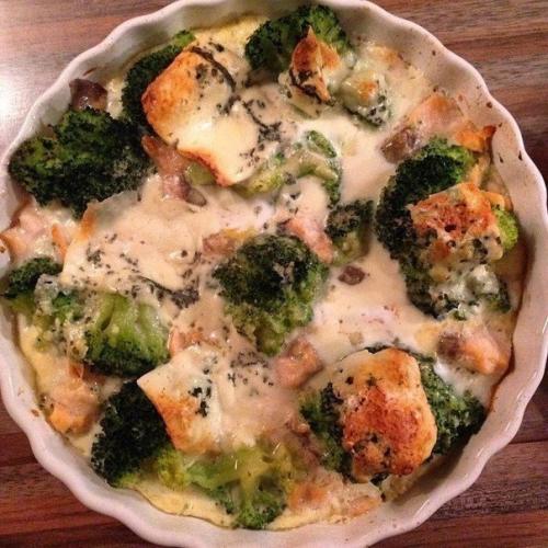 Брокколи с лососем. Брокколи с лососем.