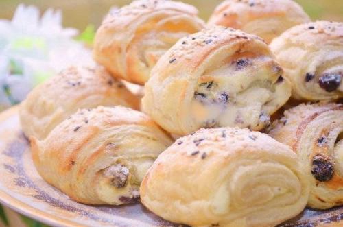 Слоёные булочки с творожной начинкой и изюмом. 07