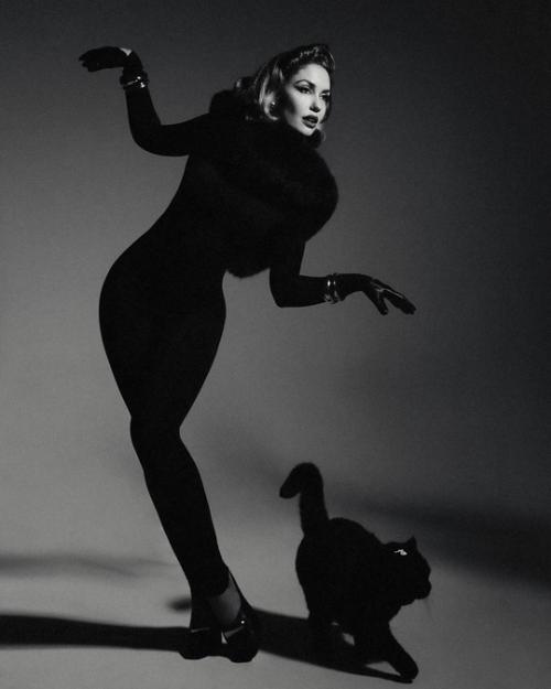 Агата муцениеце в новых винтажных черно-белых фотосессиях. 06