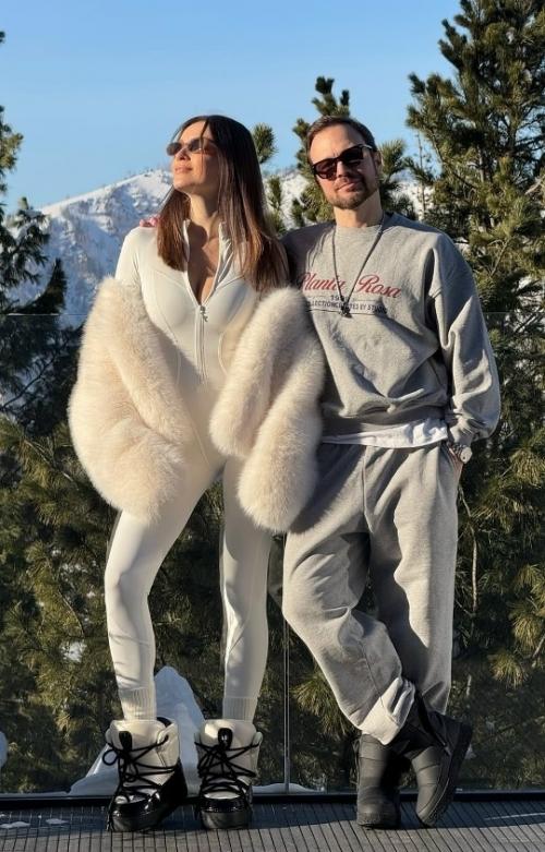 Алексей Чадов поделился атмосферными кадрами отдыха на Алтае и показал супругу в откровенном купальнике.
