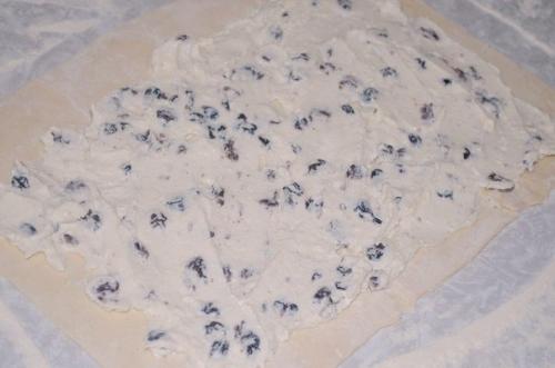 Слоёные булочки с творожной начинкой и изюмом. 02