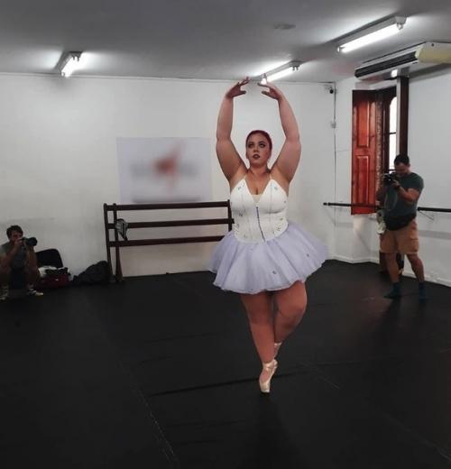 Эта девушка - балерина из Бразилии.