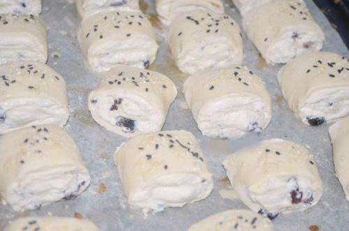 Слоёные булочки с творожной начинкой и изюмом. 06