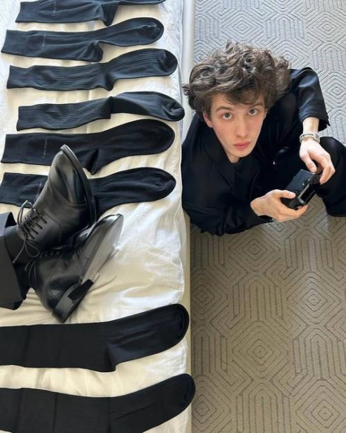 Vogue показали подготовку марка эйдельштейна к премии гильдии актеров США. 01