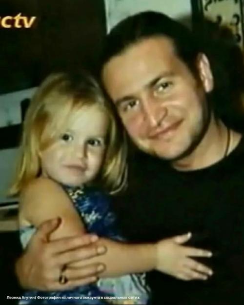 Леонид агутин поделился старым снимком с дочерью и трогательно поздравил её с круглой датой.

