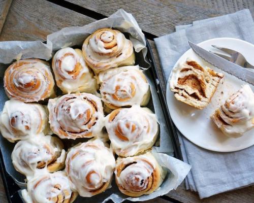 Ароматные булочки с корицей и сливочным кремом.

