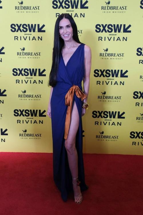 Выход Деми Мур на кинопремьере вызвал бурное обсуждение в соцсетях: фанаты заговорили об Очередной Звезде на оземпике. 01