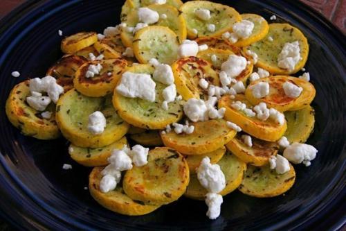 Печеные кабачки с фетой и розмарином.