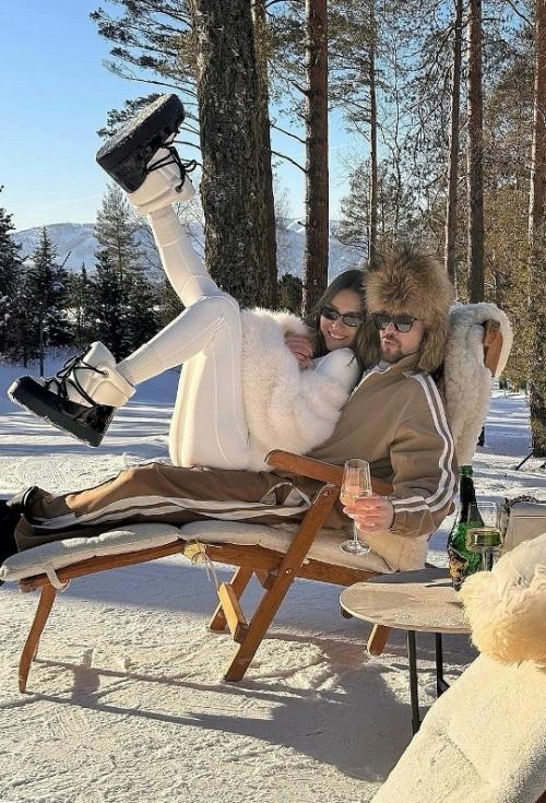 Алексей Чадов поделился атмосферными кадрами отдыха на Алтае и показал супругу в откровенном купальнике. 01