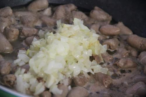 Куриные сердечки в сырном соусе? 04