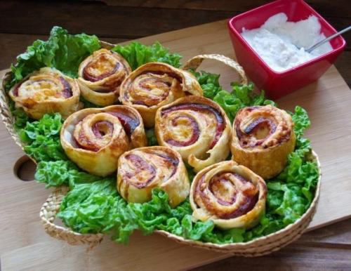 Запеченные рулетики с ветчиной и сыром. Запеченные рулетики с ветчиной и сыром.